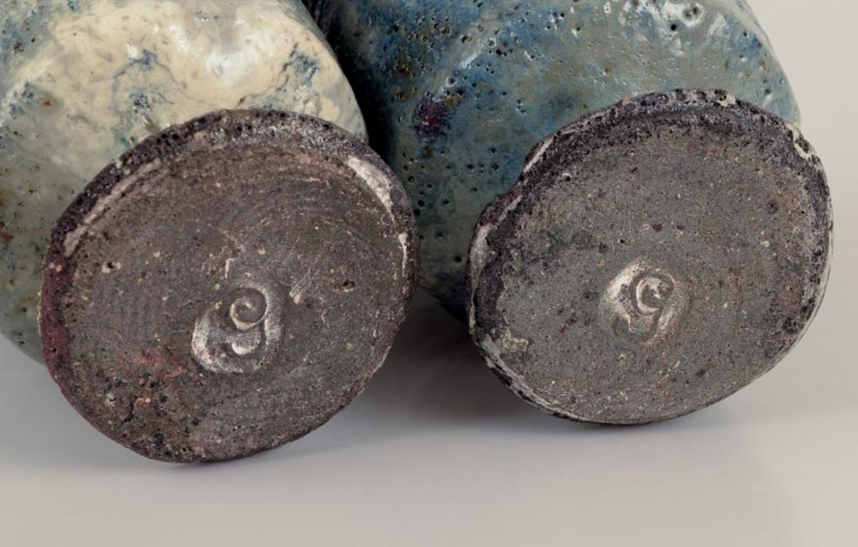 Gutte Eriksen, Danemark. Deux tasses en céramique en technique raku. Excellent état - En vente à Copenhagen, DK