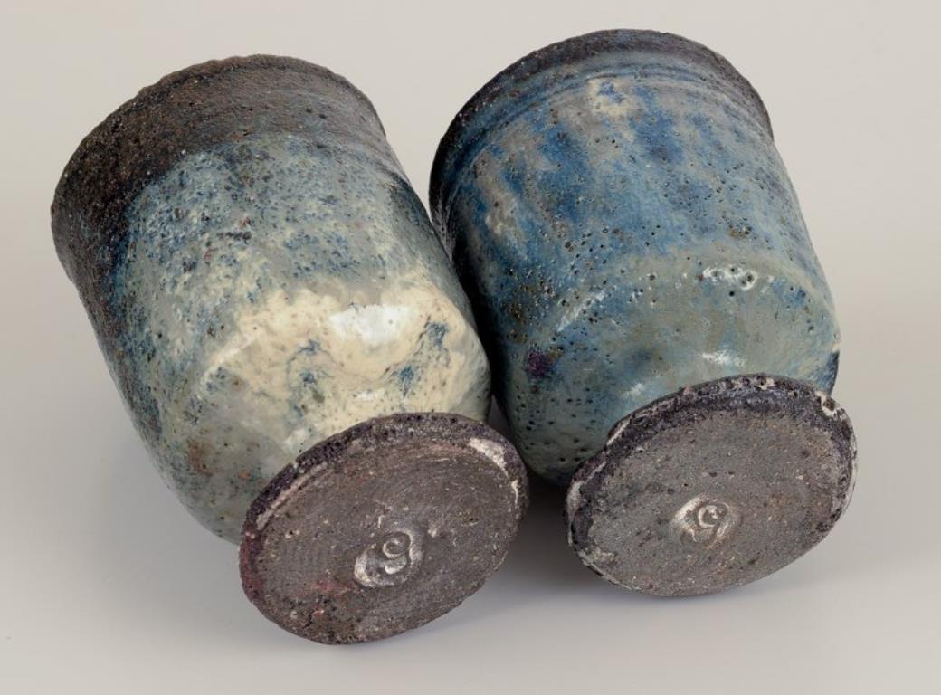 Milieu du XXe siècle Gutte Eriksen, Danemark. Deux tasses en céramique en technique raku. en vente