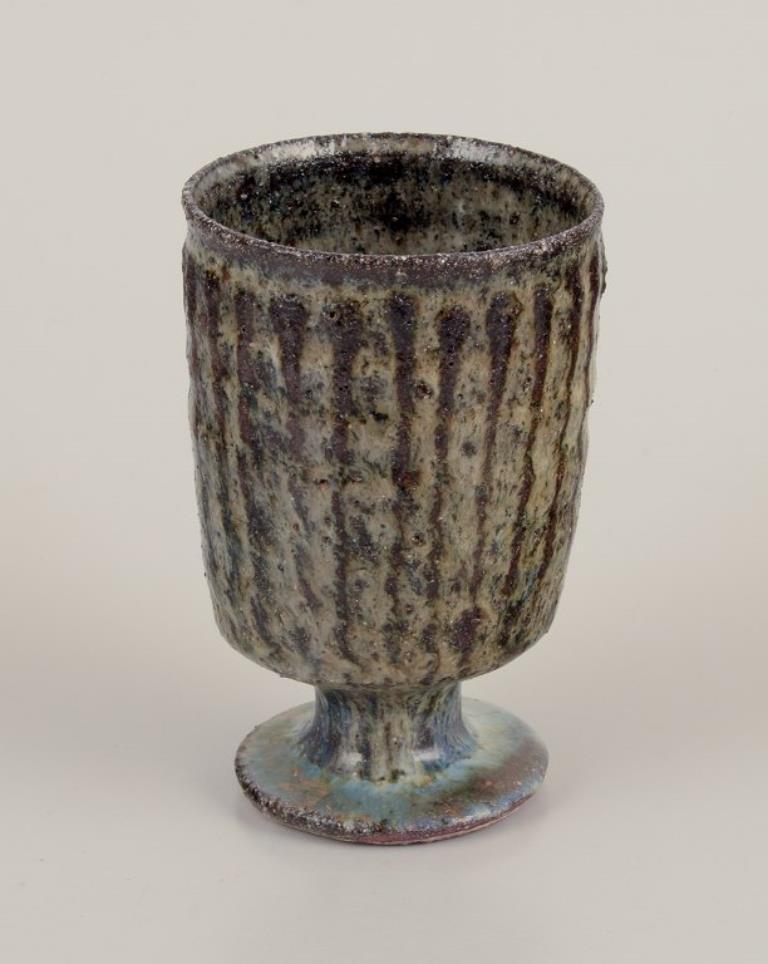 Gutte Eriksen, Danemark.
Deux tasses en céramique, technique raku, glaçure de lave coulante dans les tons bruns.
Vers 1960.
Marqué.
Parfait état.
Dimensions : Plus haut : H 10,0 cm x P 6,0 cm.

Gutte Eriksen était une artiste céramiste danoise