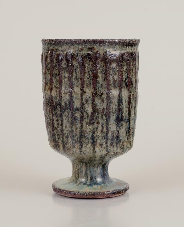Scandinave moderne Gutte Eriksen, Danemark. Deux tasses en céramique, technique raku, glaçure de lave fluide en vente