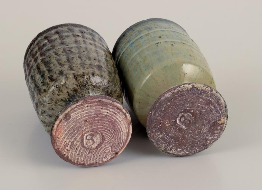 Gutte Eriksen, Danemark. Deux tasses en céramique, technique raku, glaçure de lave fluide Excellent état - En vente à Copenhagen, DK