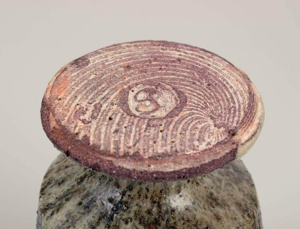 Milieu du XXe siècle Gutte Eriksen, Danemark. Deux tasses en céramique, technique raku, glaçure de lave fluide en vente