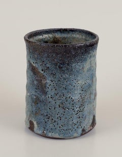 Gutte Eriksen, Danimarca. Vaso in ceramica, tecnica raku, smalto di lava fluente