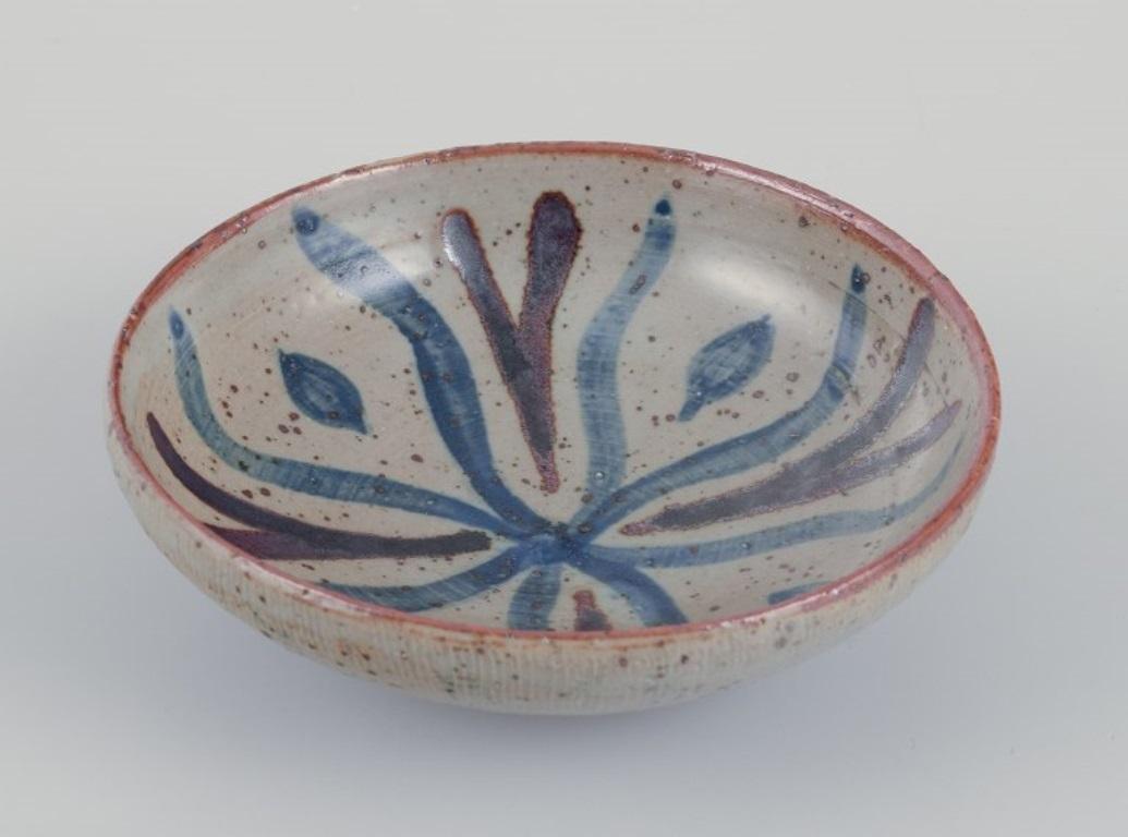 Gutte Eriksen per Nymølle.
Piccola ciotola in ceramica.
Smalto nei toni del blu e del grigio.
Dagli anni '70.
In perfette condizioni.
Dimensioni: Diametro 10,7 cm x Altezza 3,2 cm.
