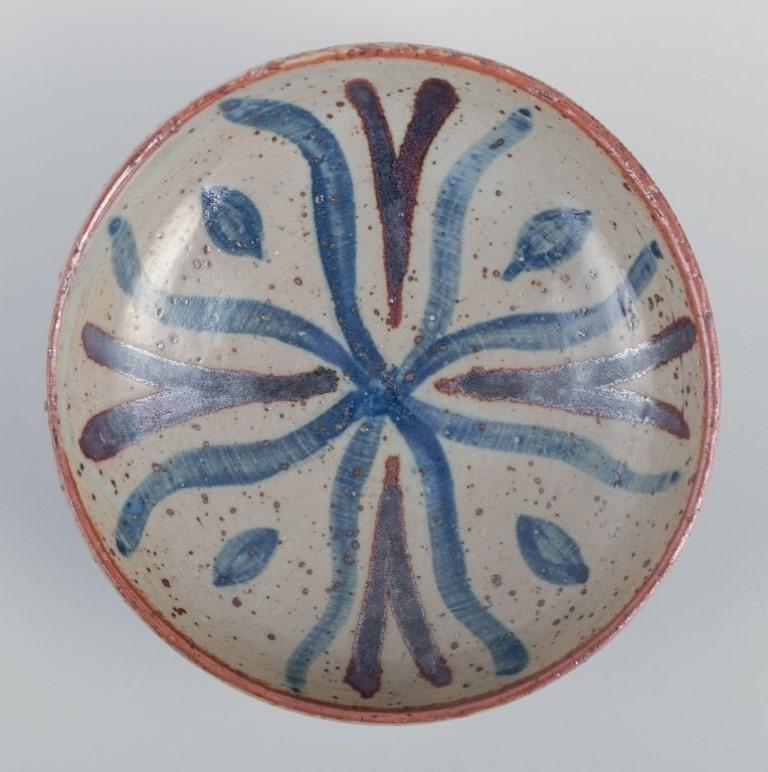 Scandinavo moderno Gutte Eriksen per Nymølle. Piccola ciotola in ceramica. Smalto nei toni del blu e del grigio. in vendita