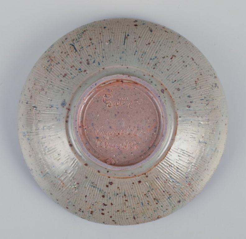 Smaltato Gutte Eriksen per Nymølle. Piccola ciotola in ceramica. Smalto nei toni del blu e del grigio. in vendita