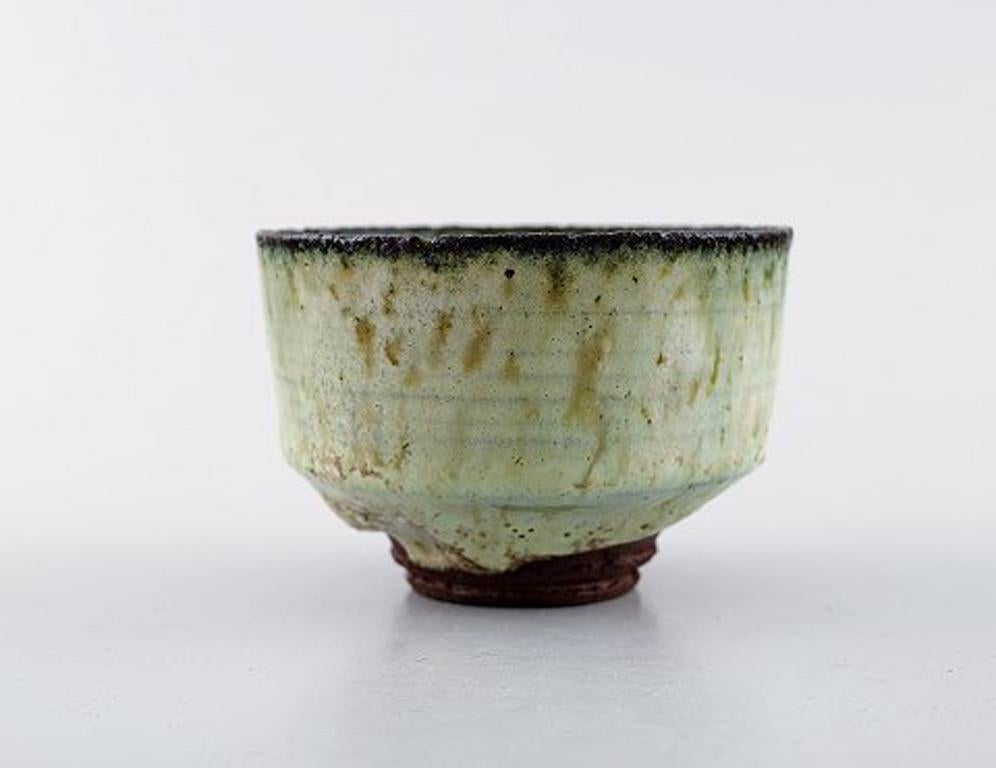 Gutte Eriksen, own workshop. Bowl in glazed stoneware. Raku burned technique, 1950s.
Measures: 7.5 x 5.5 cm.
In very good condition.