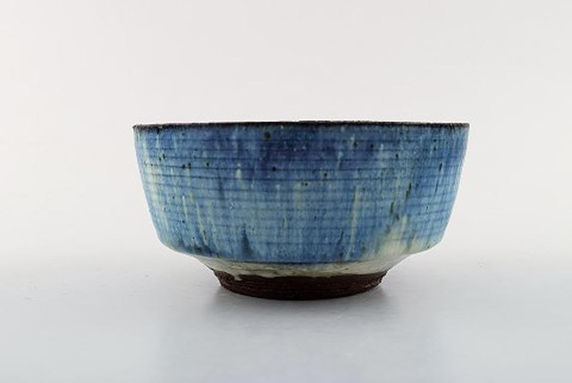 Gutte Eriksen, own workshop. Bowl in glazed stoneware. Raku burned technique, 1950s.
Measures: 14.5 x 7.5 cm.
In very good condition.