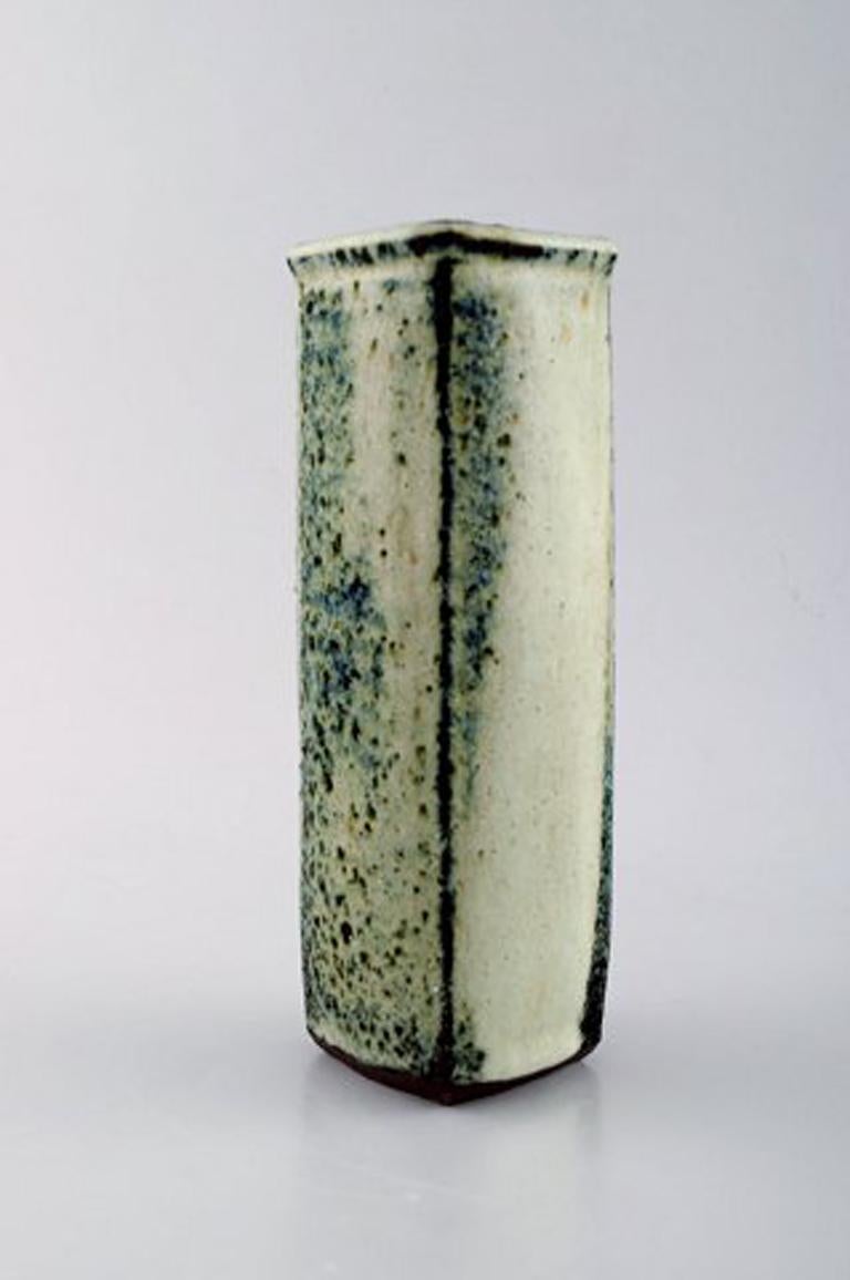 Gutte Eriksen, own workshop. Vase in glazed ceramics. Raku burned technique. 1950s.
Measures: 19 x 6.5 cm.
In very good condition.