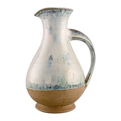 Brocca in stile Gutte Eriksen, in ceramica smaltata con manico tornito