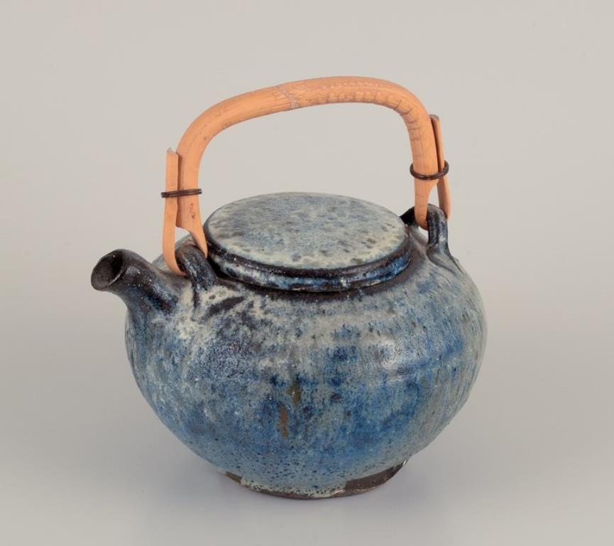 Scandinavo moderno Gutte Eriksen. Teiera unica in ceramica, tecnica raku, smalto lavico fluente, anni '60 in vendita