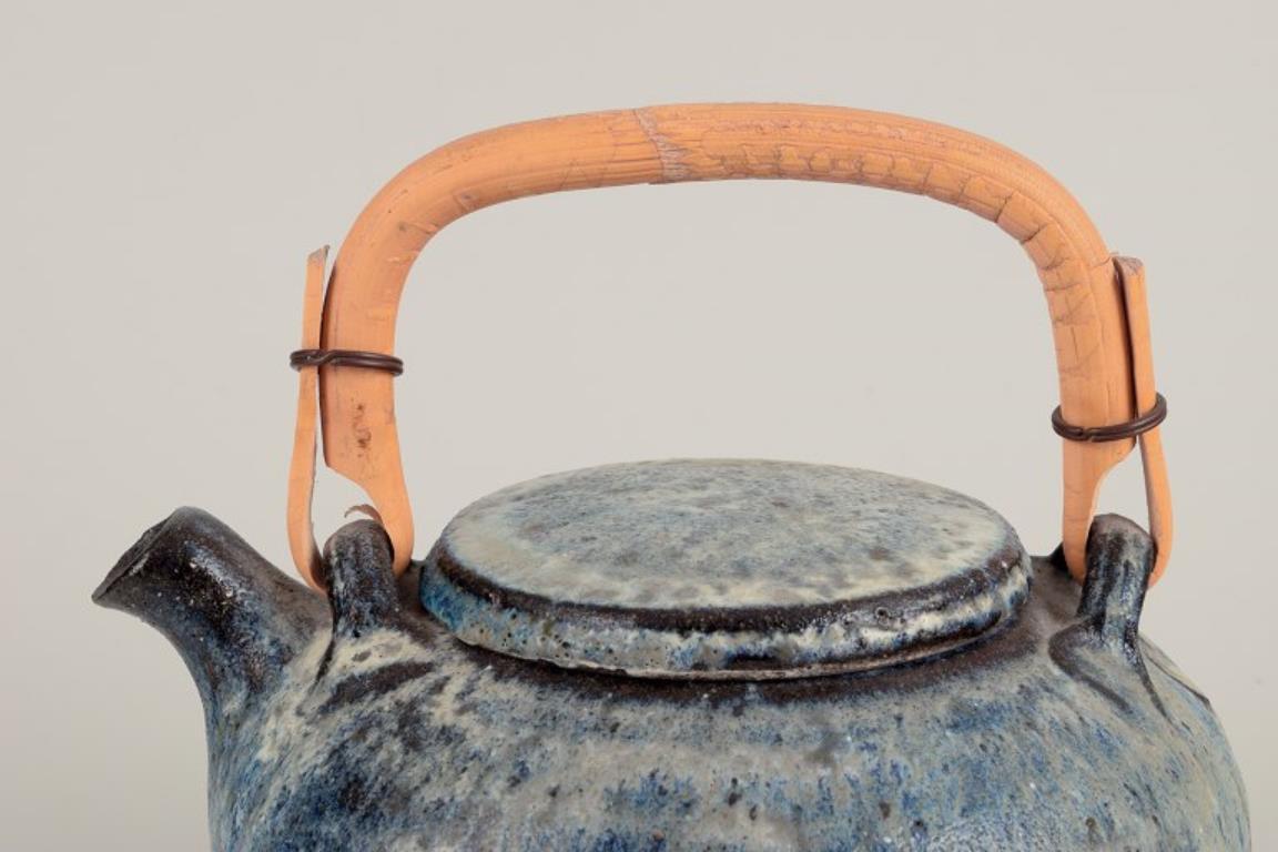 Metà XX secolo Gutte Eriksen. Teiera unica in ceramica, tecnica raku, smalto lavico fluente, anni '60 in vendita