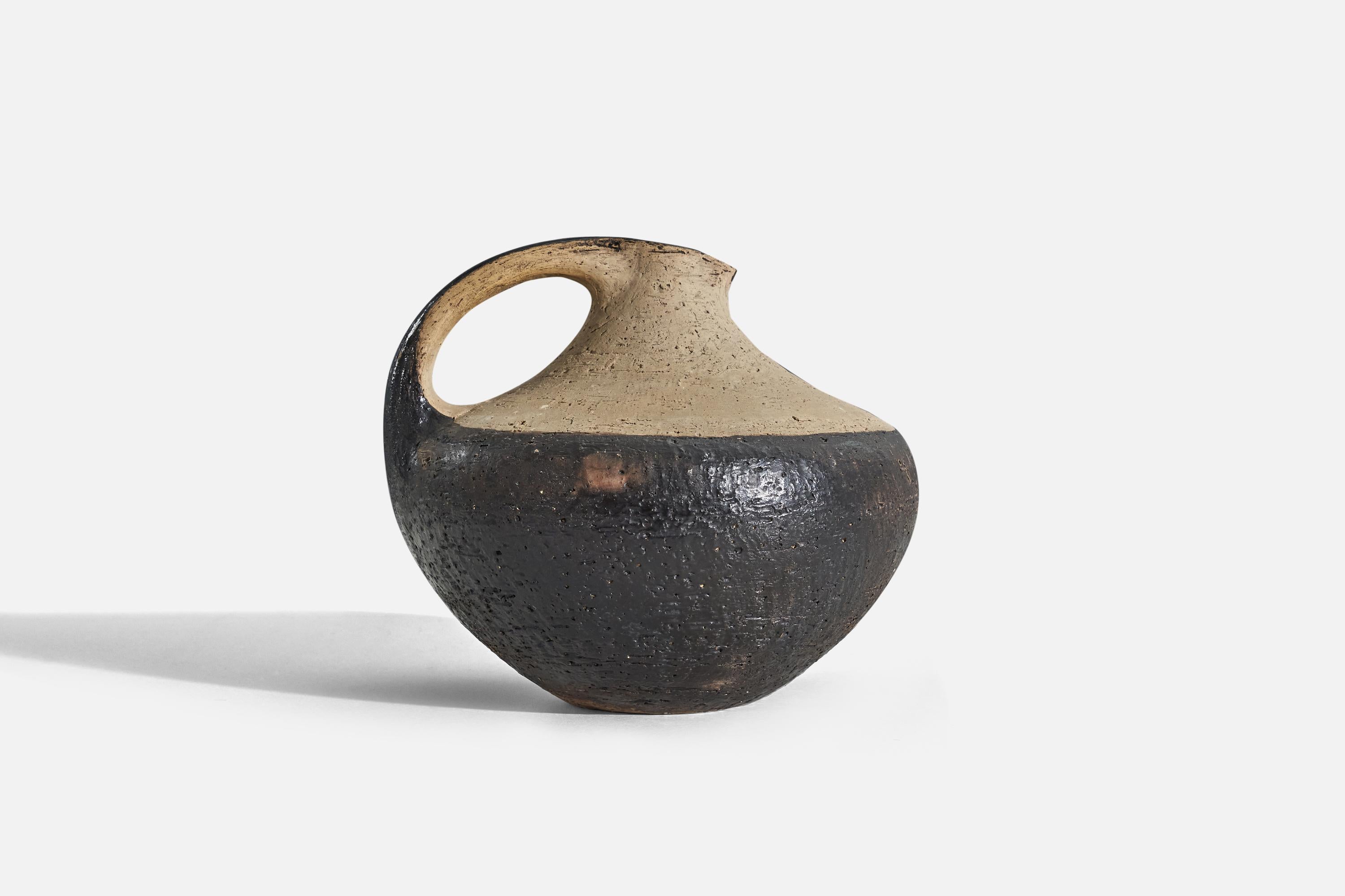A brown and beige-glazed stoneware vase designed and produced by Gutte Eriksen, Denmark, c. 1980s. 

