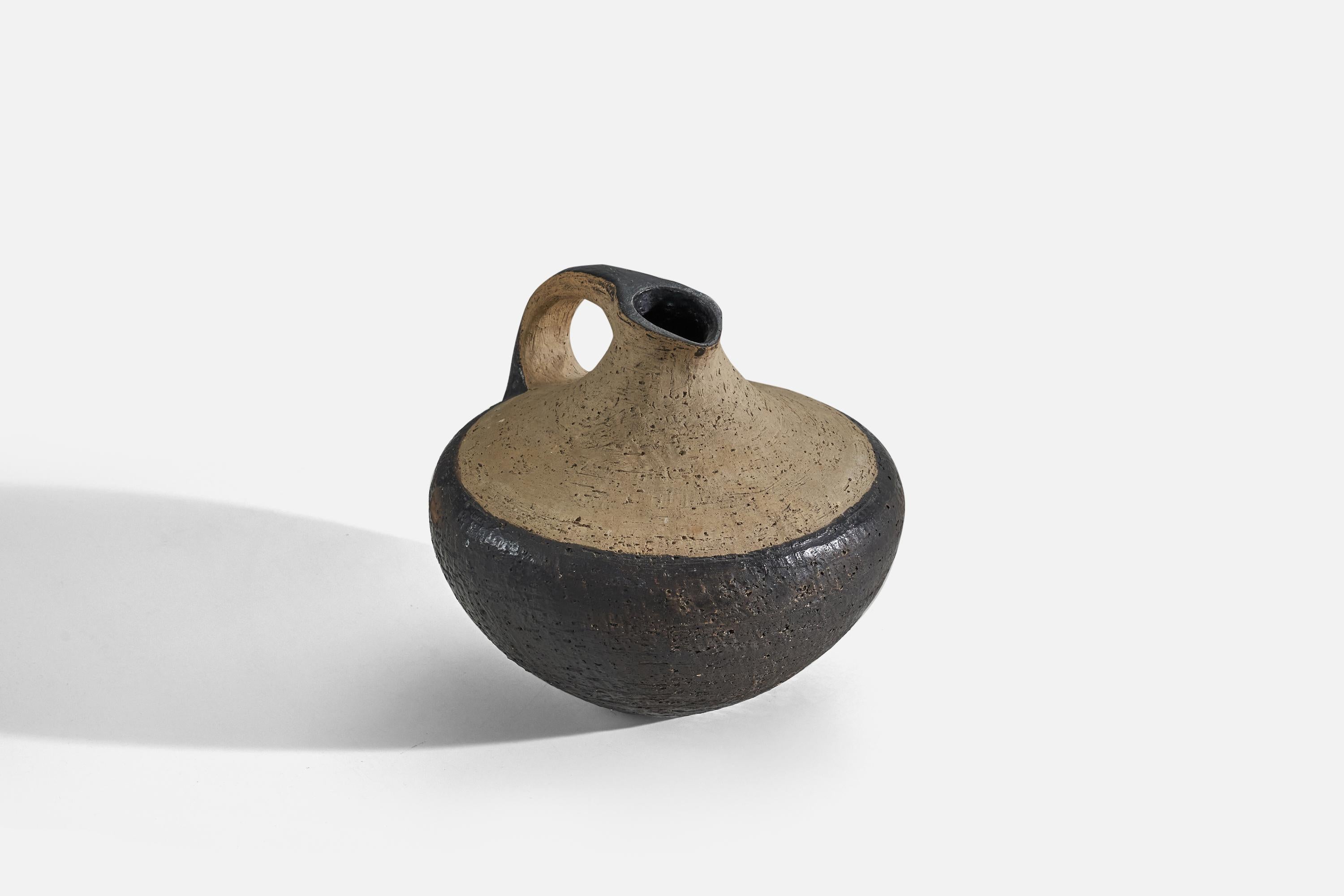 Mid-Century Modern Gutte Eriksen, Vase, Black and Beige Stoneware, Denmark, 1980s For Sale