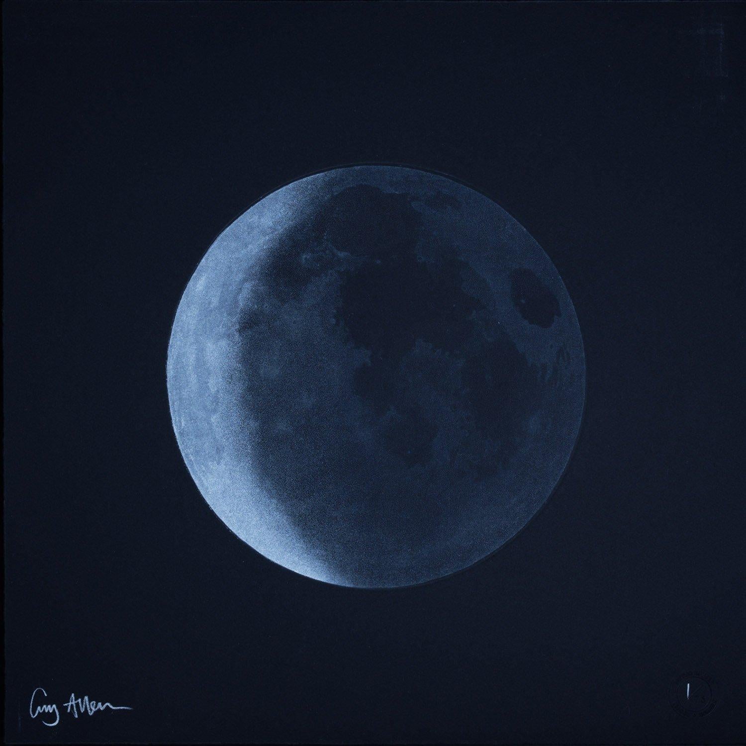 La vieille lune ondulante The Old Moon de Guy Allen. Impression de la gravure à l'eau-forte. Encadré