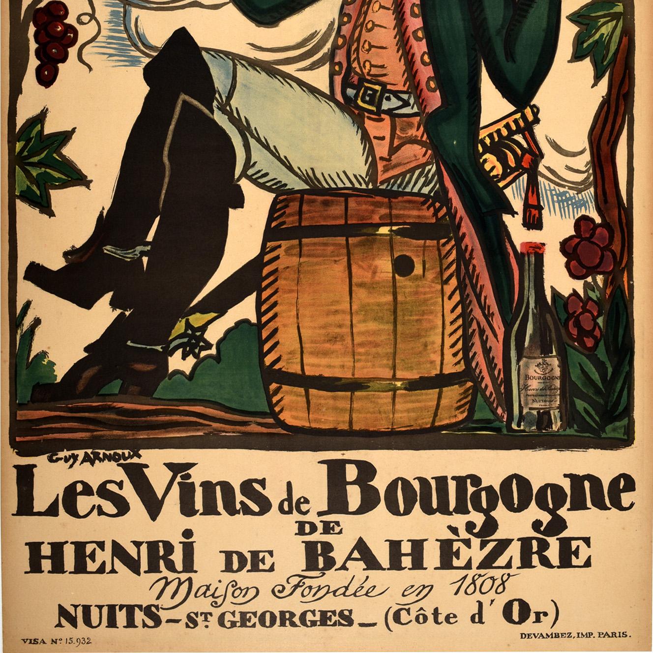 Antico manifesto pubblicitario francese per i vini di Borgogna di Henri de Bahezre / Les Vins de Bourgogne de Henri de Bahezre con una grande opera d'arte di Guy Arnoux (1886-1951) che raffigura un uomo in uniforme militare con gli speroni sugli