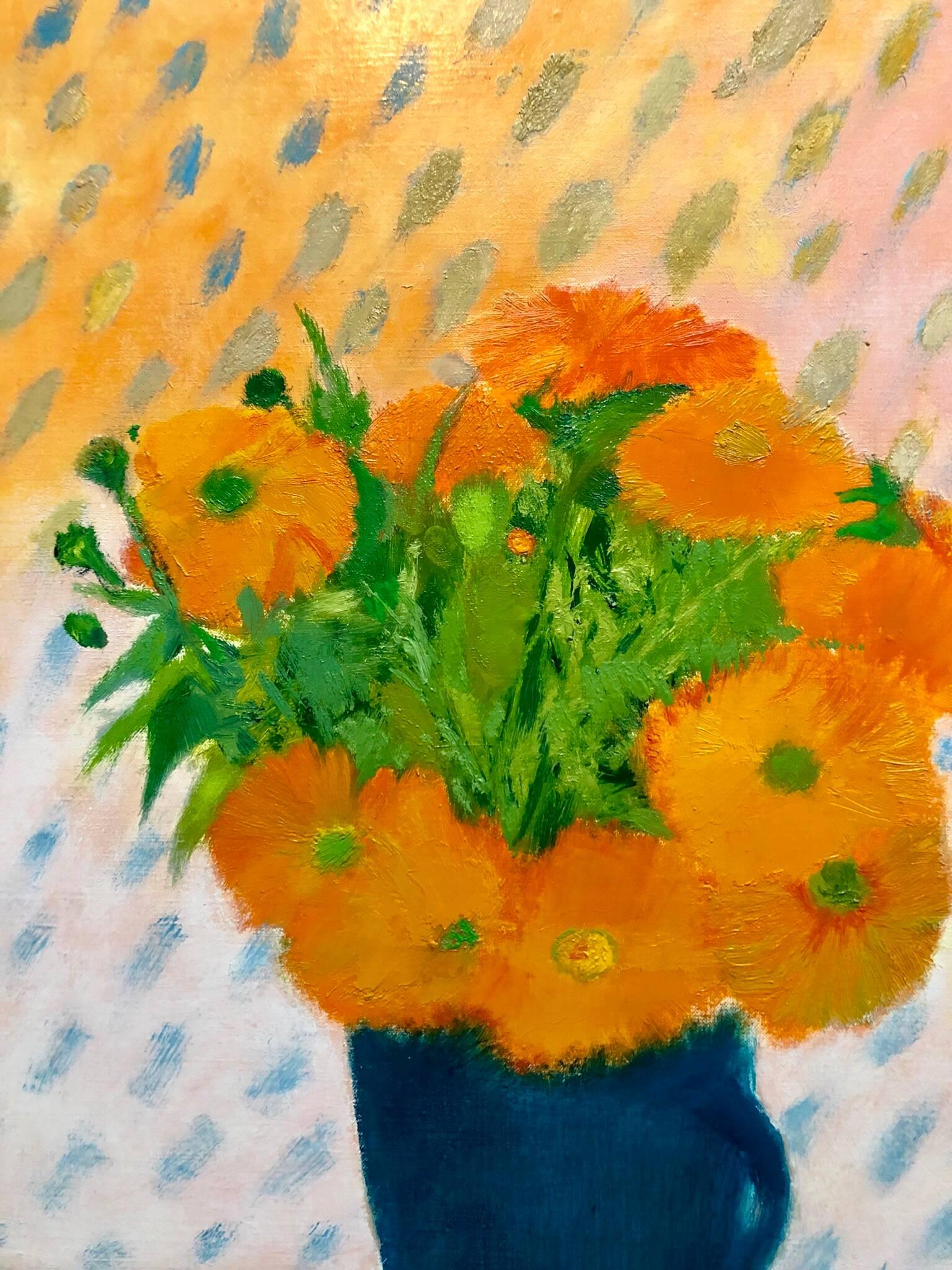 Soucis au Petit Pot Bleu, Blumenstrauß in Vase, geblümtes Ölgemälde, Marigold (Moderne), Painting, von Guy Bardone