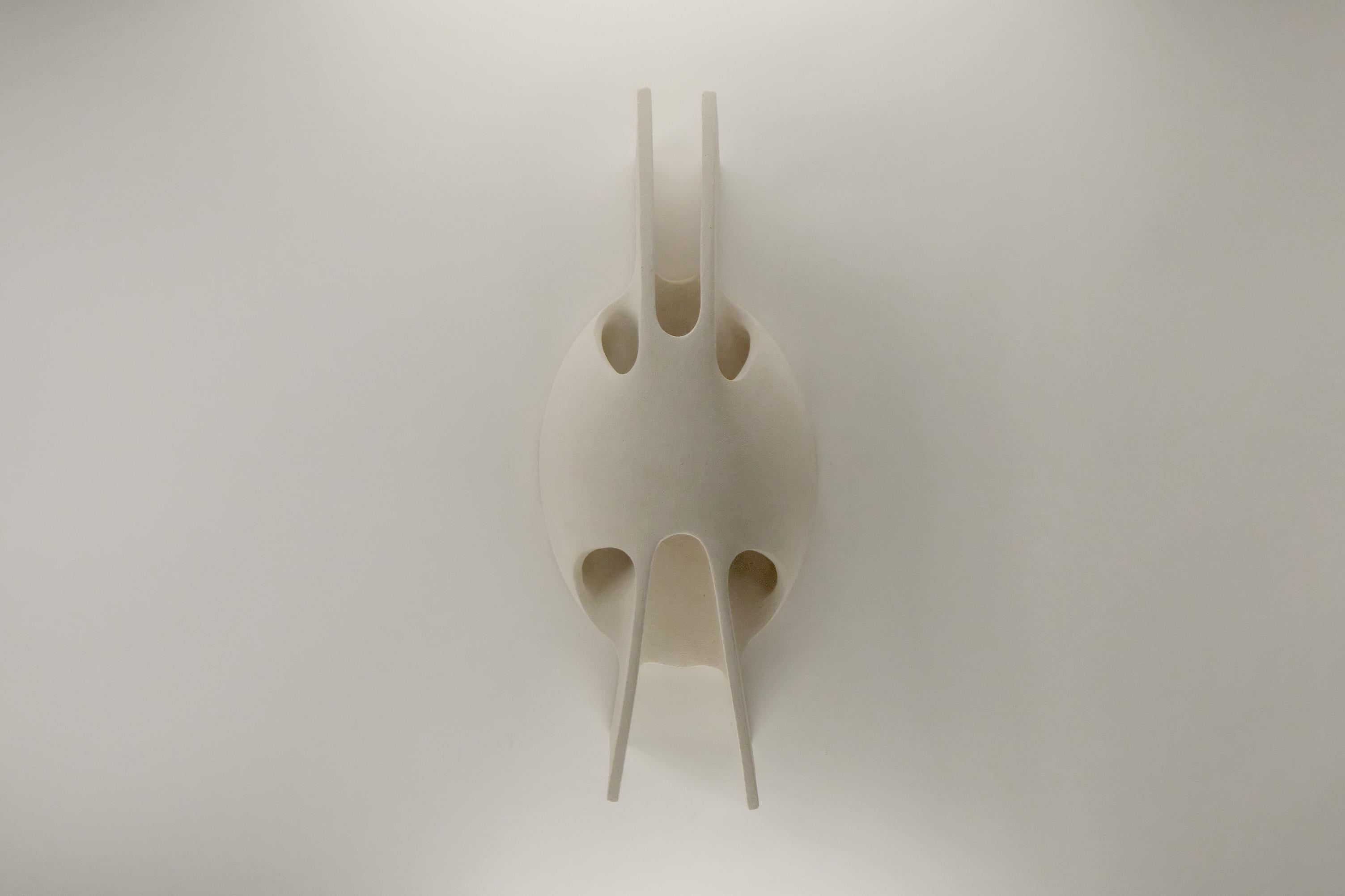 Guy Bareff, Corinthe, Aplique de cerámica contemporáneo, Francia, 2025 en Bueno estado para la venta en New York, NY