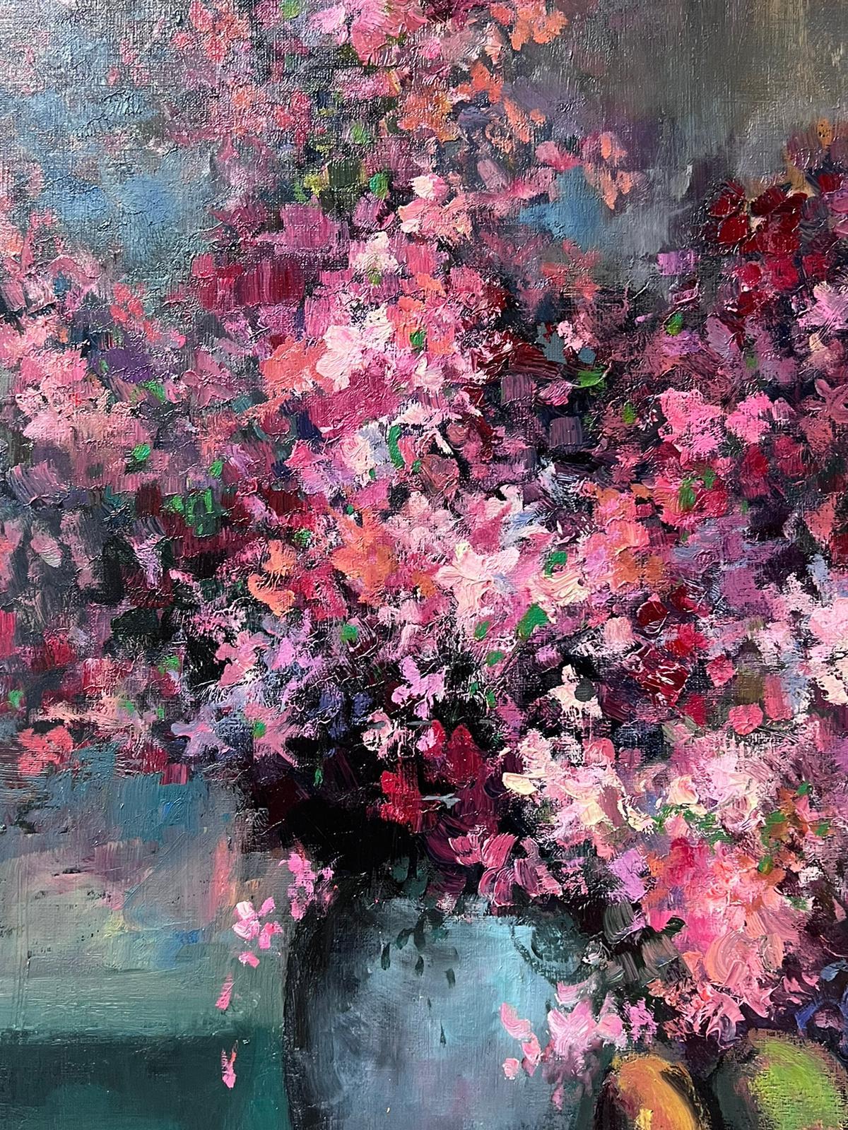 Grande olio francese post impressionista firmato Fiori viola e rosa in vaso - Painting di Guy Benard