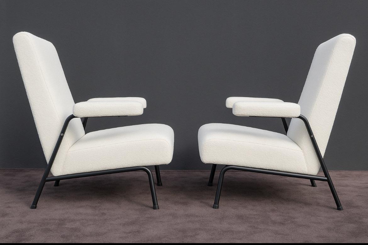 Guy Besnard Sesselpaar mit Boucle-Stoff, 1950er Jahre Frankreich im Zustand „Gut“ im Angebot in New York, NY