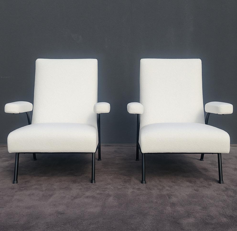 Guy Besnard Sesselpaar mit Boucle-Stoff, 1950er Jahre Frankreich (20. Jahrhundert) im Angebot