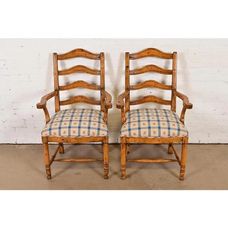 Guy Chaddock Englisches Land Rustikale Sessel oder Esszimmer Kapitän Stühle, Paar (amerikanisch) im Angebot