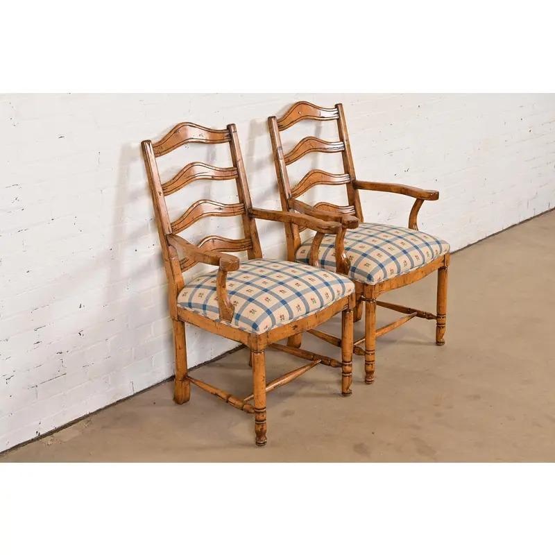 Guy Chaddock English Country Rustic Carved Maple Ladder Back Armchairs, Pair In condizioni buone in vendita a South Bend, IN