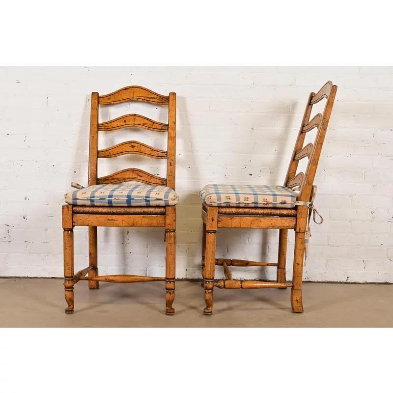 Guy Chaddock English Country Rustic Carved Maple Ladder Back Dining Chairs im Angebot 4