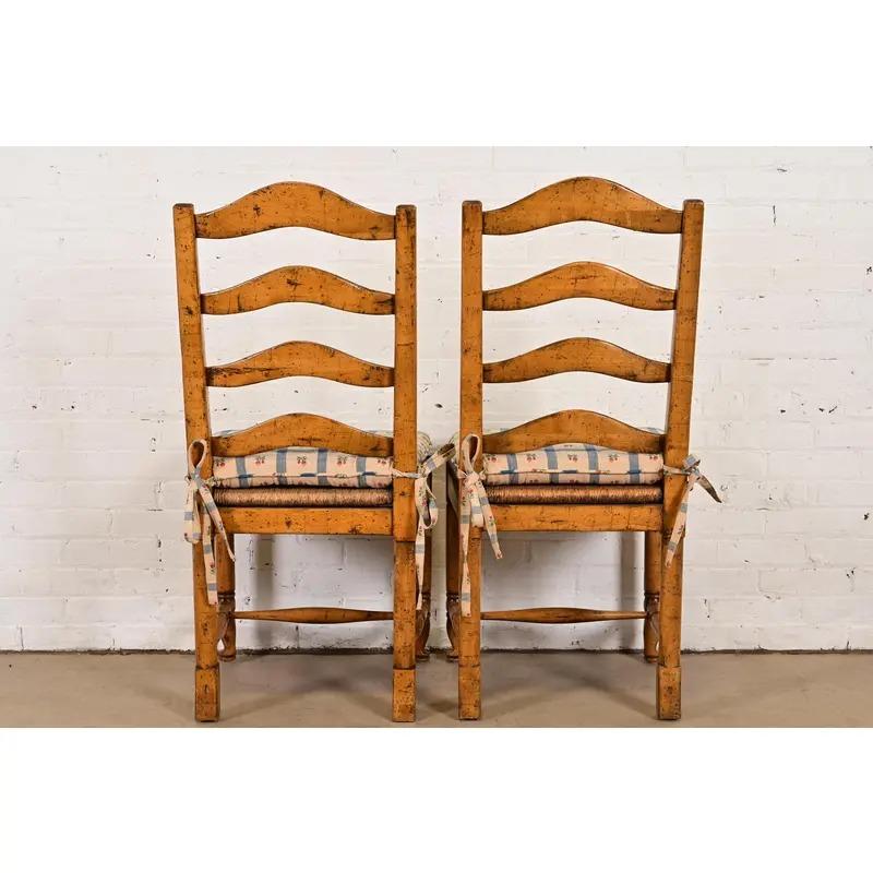Guy Chaddock English Country Rustic Carved Maple Ladder Back Dining Chairs im Angebot 5