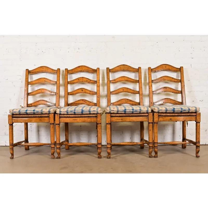 Guy Chaddock English Country Rustic Carved Maple Ladder Back Dining Chairs (Rustikal) im Angebot