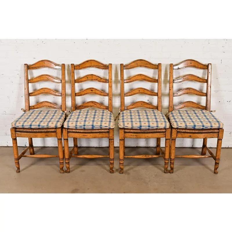 Guy Chaddock English Country Rustic Carved Maple Ladder Back Dining Chairs (amerikanisch) im Angebot