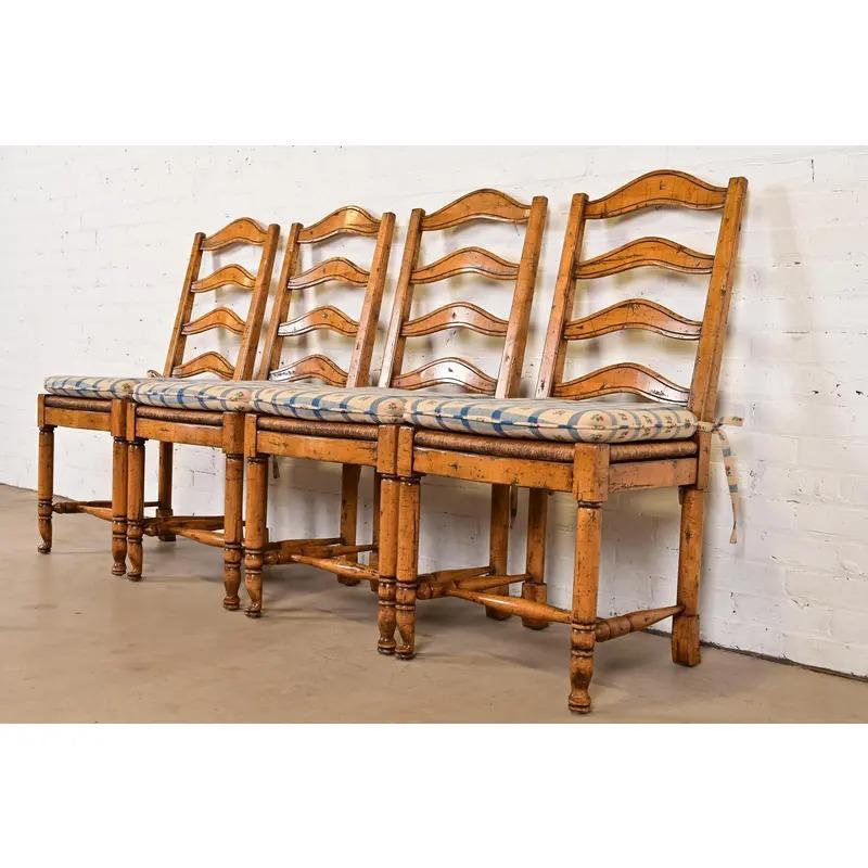 Guy Chaddock English Country Rustic Carved Maple Ladder Back Dining Chairs im Zustand „Gut“ im Angebot in South Bend, IN