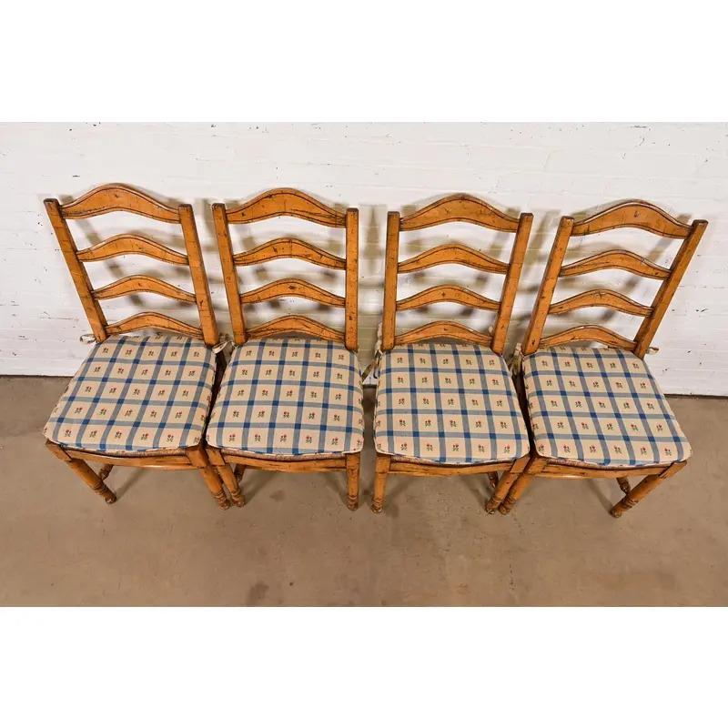 Guy Chaddock English Country Rustic Carved Maple Ladder Back Dining Chairs (20. Jahrhundert) im Angebot