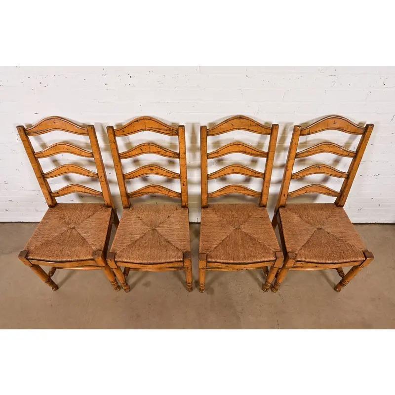 Guy Chaddock English Country Rustic Carved Maple Ladder Back Dining Chairs (Polster) im Angebot