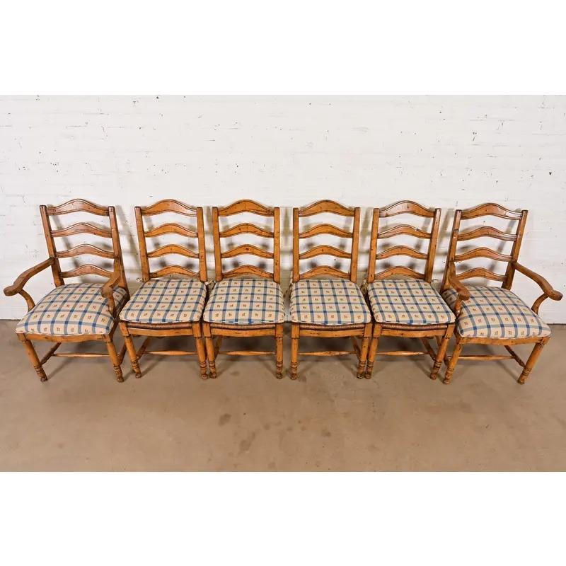 XX secolo Guy Chaddock - Sedie da pranzo rustiche con schienale a scaletta, set di sei sedie in vendita