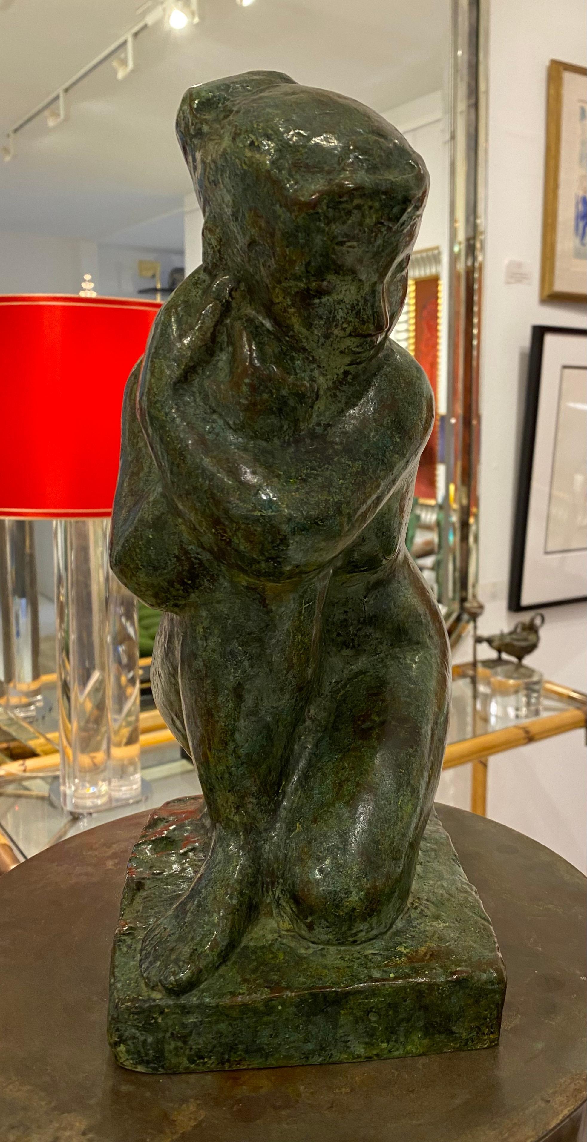Sculpture en bronze patiné d'une femme agenouillée par Guy Charles Revol '1912-1991' en vente 4