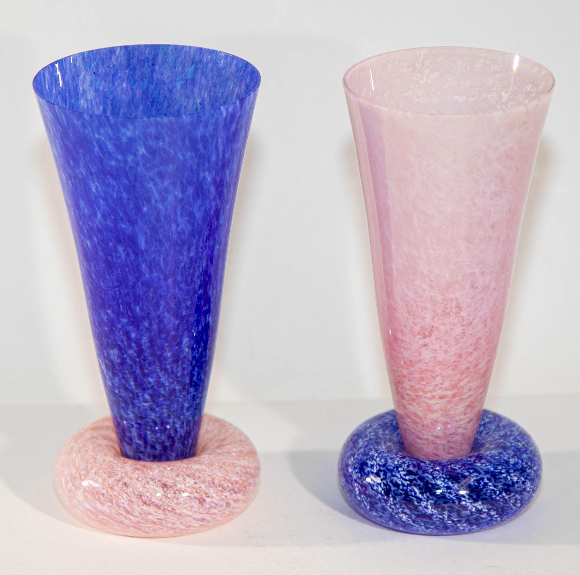 Guy Corrie Union Glass Donut Base Art Glass Vases Cobalt Blue Pink 1980s Set For Sale 5