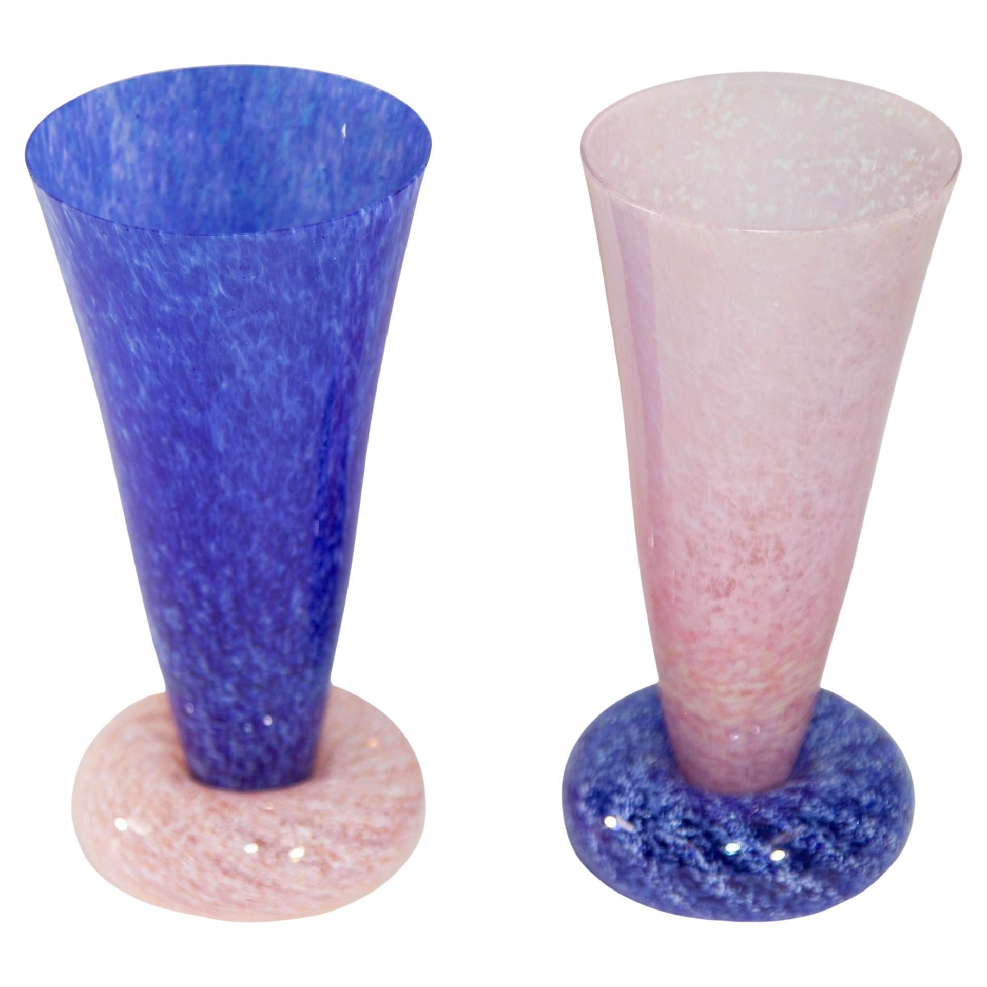 Guy Corrie Union Glas-Kunstglasvasen mit Nussbaumsockel in Kobaltblau und Rosa, 1980er Jahre