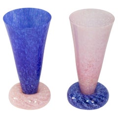 Guy Corrie Union Glas-Kunstglasvasen mit Nussbaumsockel in Kobaltblau und Rosa, 1980er Jahre
