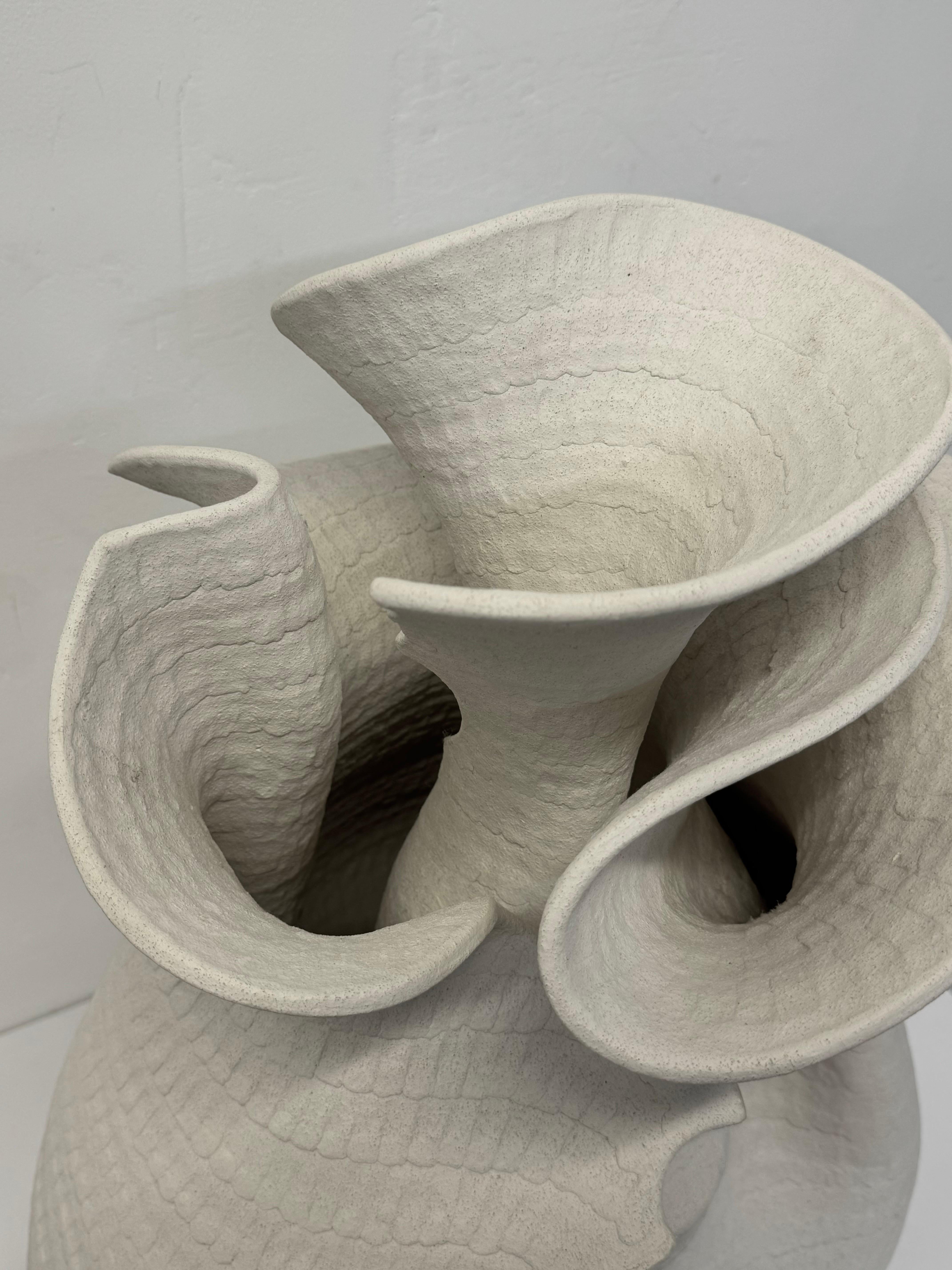 Guy Dawson Gran jarrón escultórico modernista de Studio Pottery, firmado Alfarería en venta