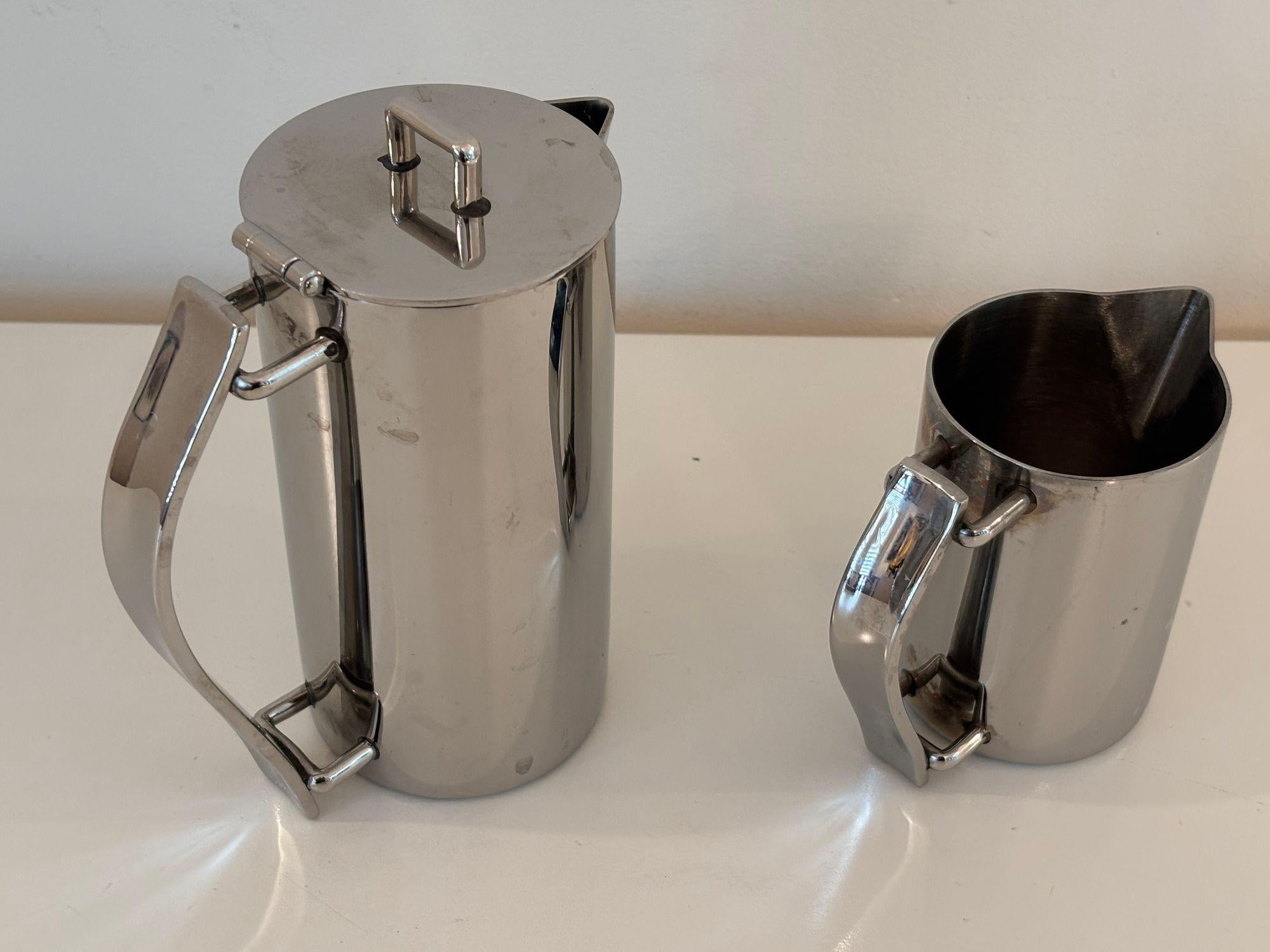 Guy Degrenne Paris Newport Kaffeekanne oder Teekanne und Sahnekännchen aus Edelstahl, Art Deco Inspired.Guy Degrenne Paris, das Modell Newport ist ein exklusives Design für Ihr Frühstück, Bar, Buffet und Tischservice needs.Set von einem Tee oder