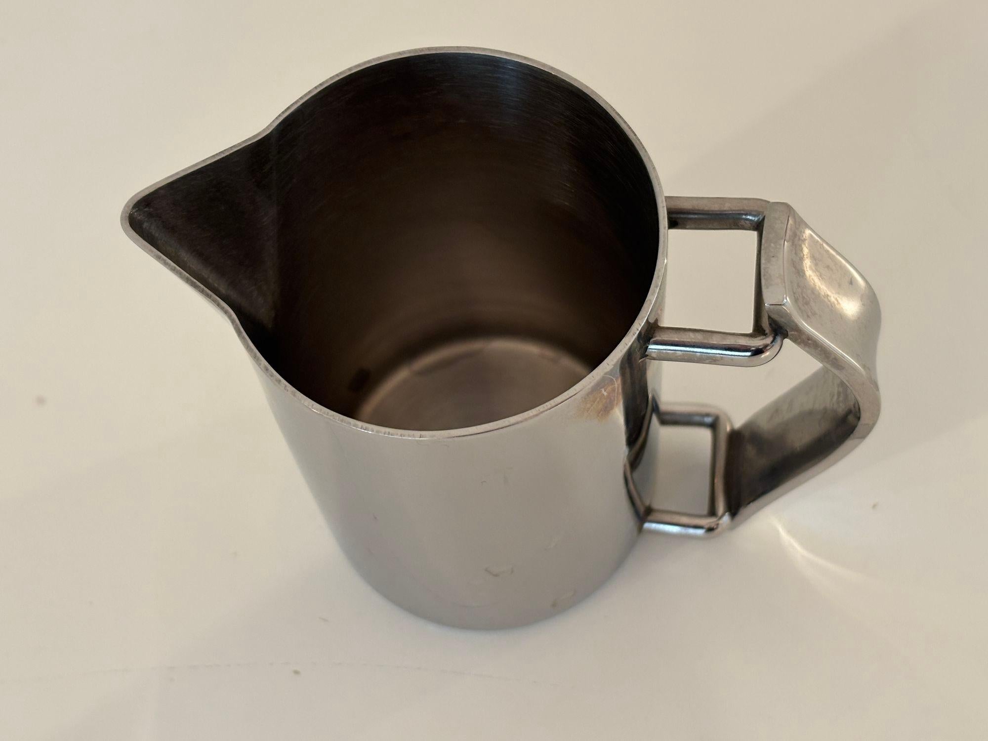 Guy Degrenne Paris Newport Couchtisch und Milchkännchen- und Milchkännchen-Set, Art déco-inspiriert (Aluminium) im Angebot