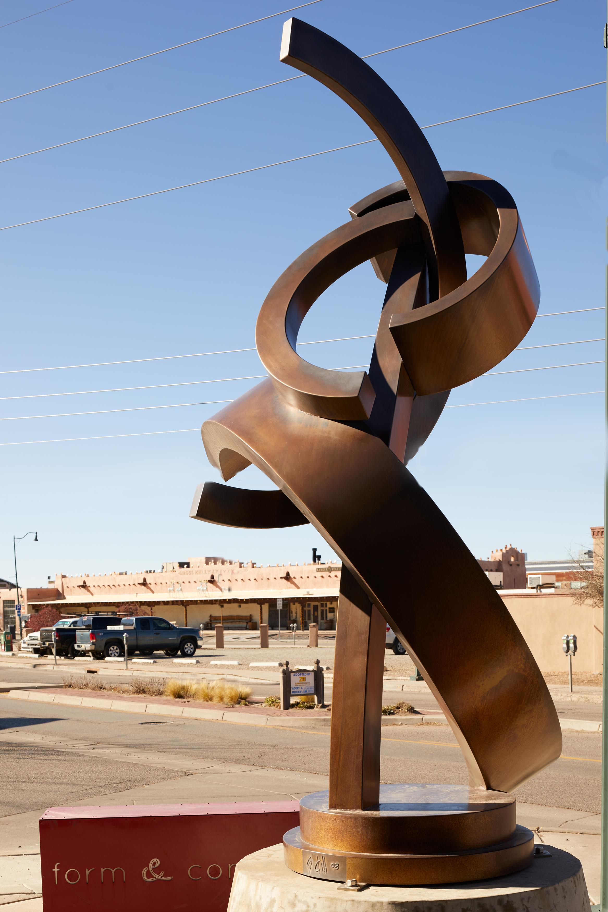 Boon ist eine Bronzeskulptur aus dem Jahr 2008 von Guy Dill. Die Raffinesse und Gelassenheit von Guy Dills Bronzewerk steht in einem mühelosen Gleichgewicht mit dem industriellen und modernen Charakter der Metallskulptur. Boon ist von Guy Dill