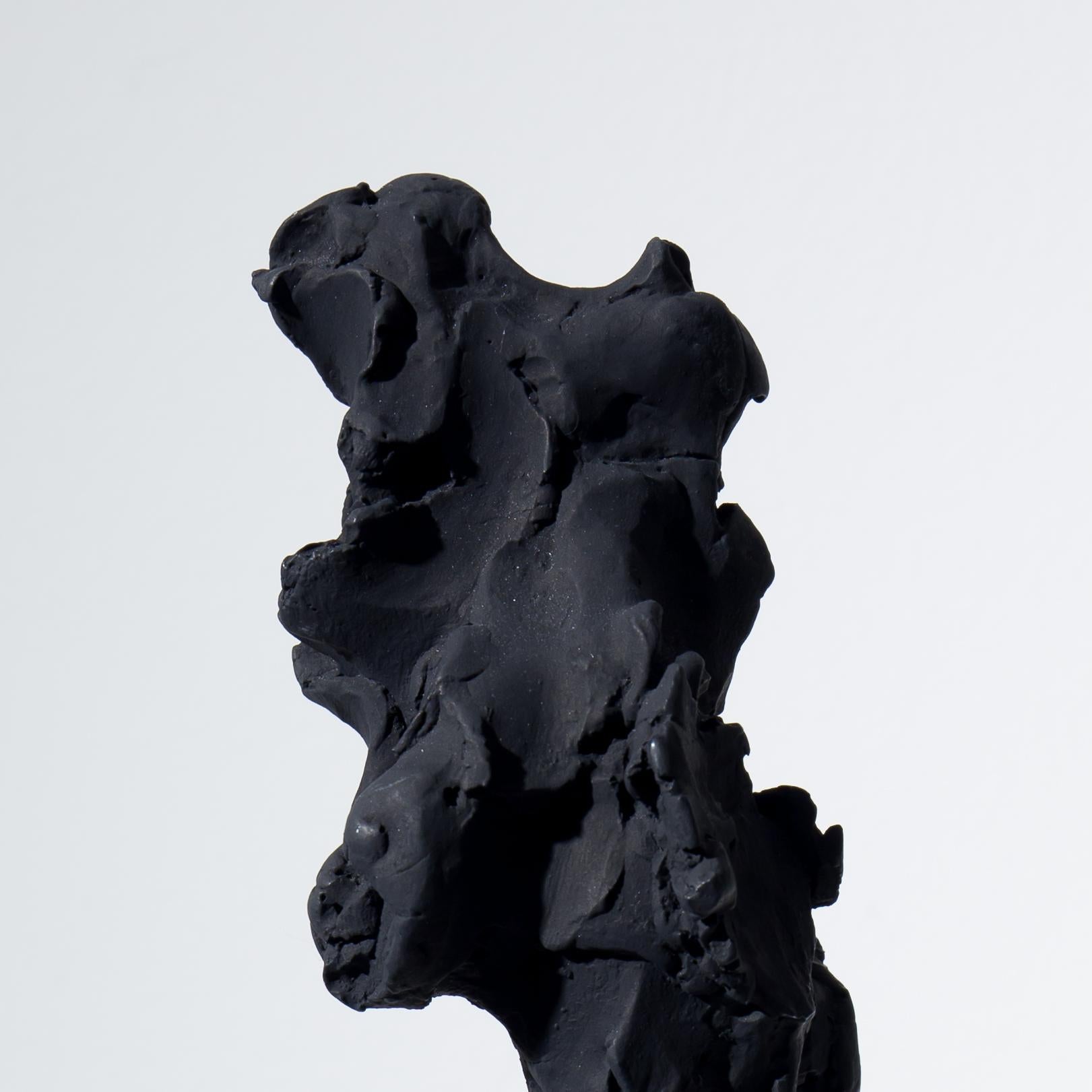 Tótem negro n.º 3 - Contemporáneo, bronce pintado y piedra de Portland - Sculpture de Guy Haddon Grant