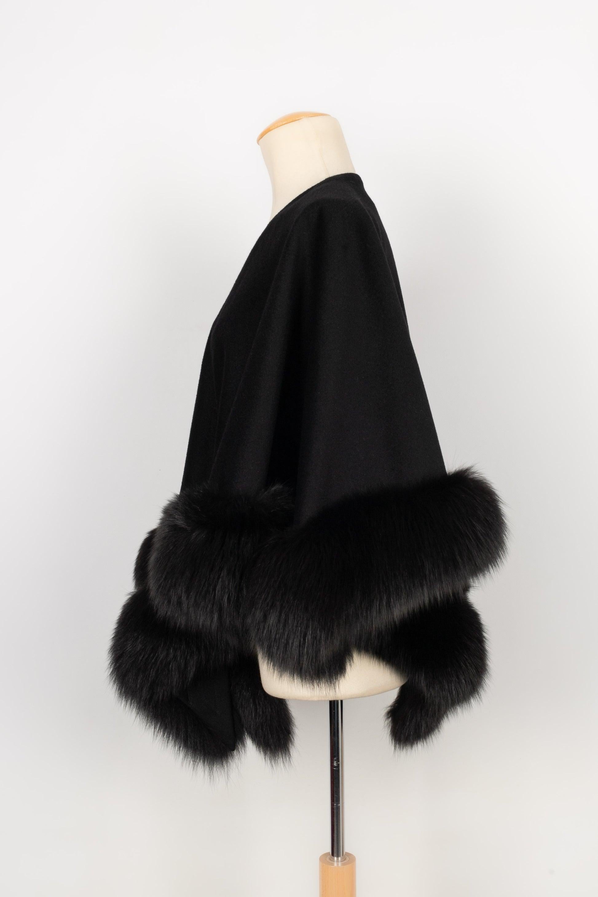 Guy Laroche - (Made in France) Black cape embroidered with fur. No size indicated, it fits a 38FR.

Additional information:
Condition: Very good condition
Dimensions: Length: 77 cm

Seller Reference: M96
