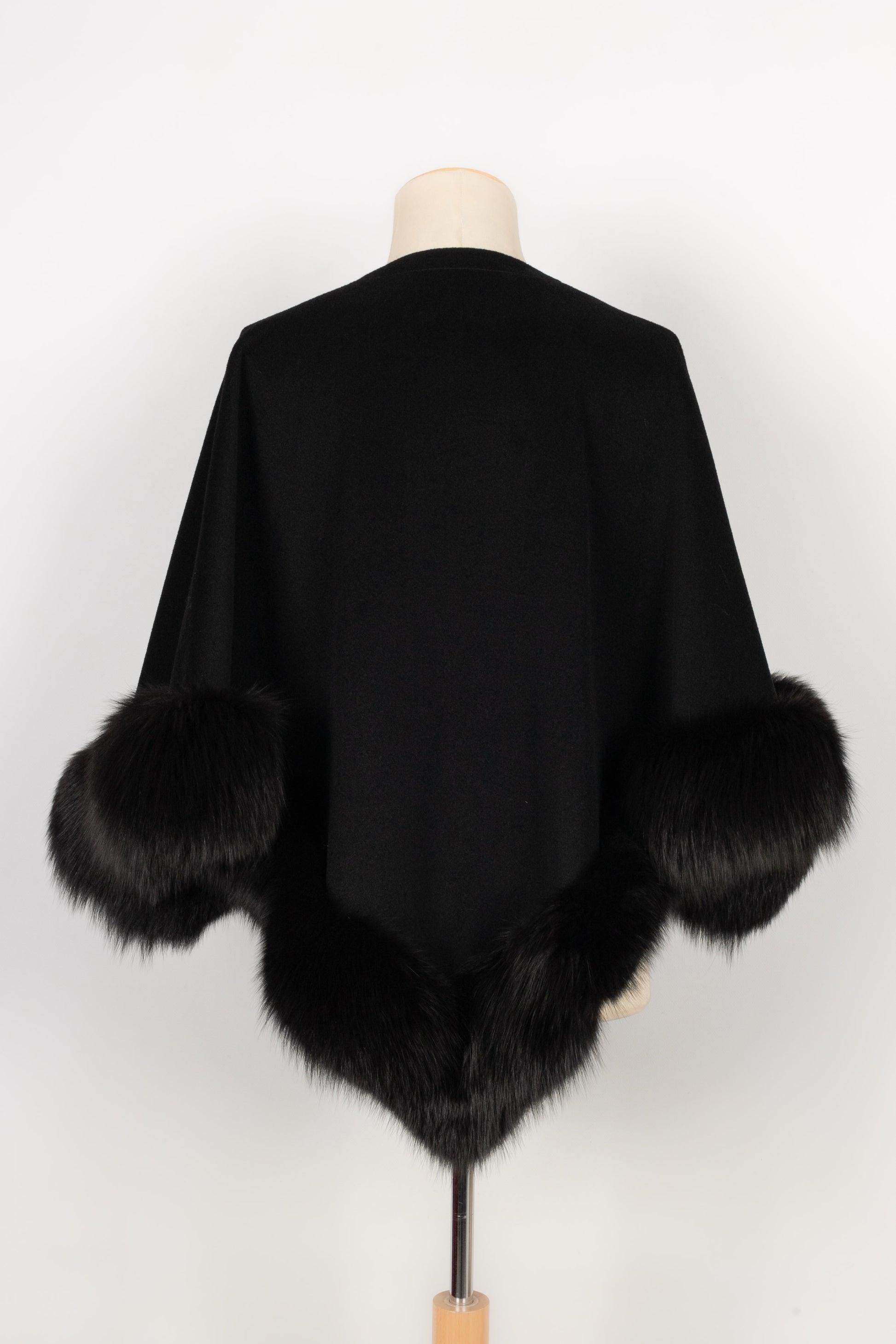 Guy Laroche Black Cape Embroidered with Fur In Excellent Condition For Sale In SAINT-OUEN-SUR-SEINE, FR