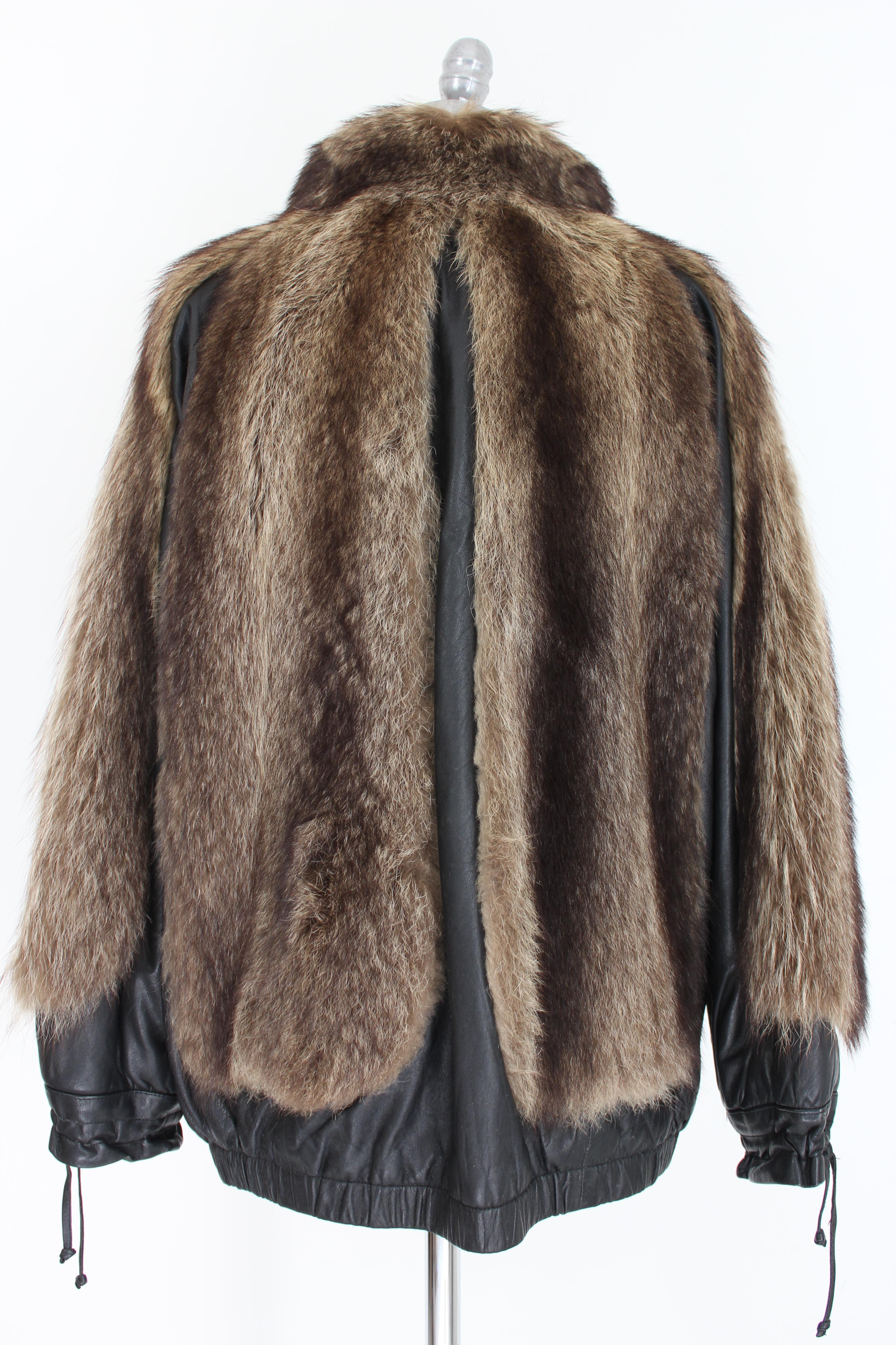 Guy Laroche vintage 80s leather and fur jacket. Short bomber jacket at the waist. Fox fur and black leather. Closure with clip buttons, leather drawstring both on the sleeves and on the neck. Pockets on the hips, elastic waist. Internally lined.