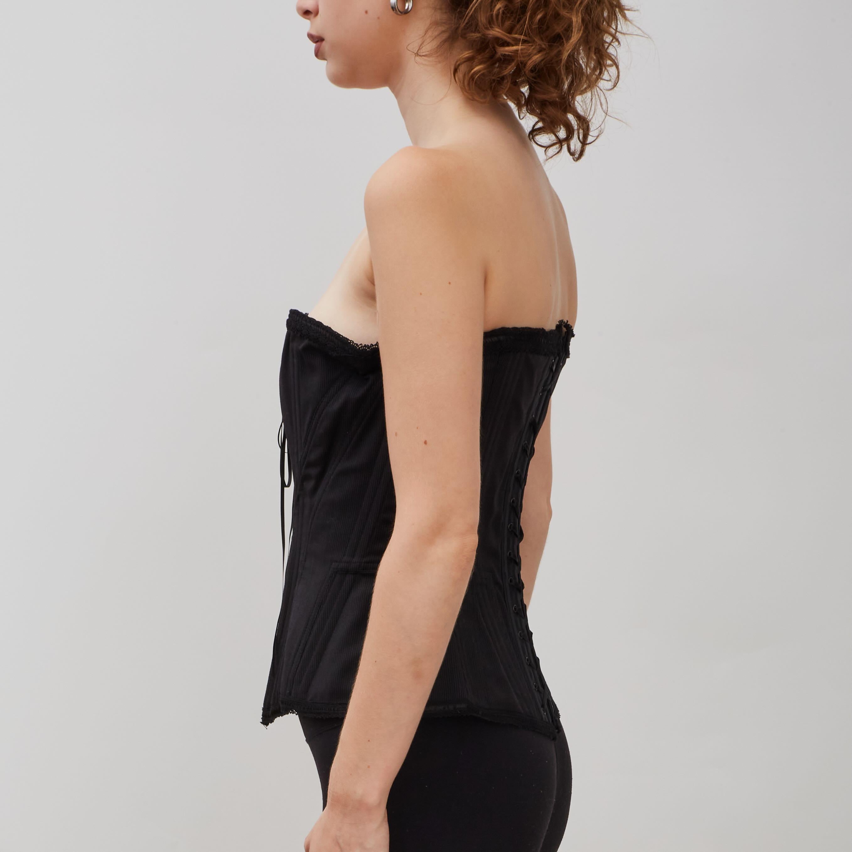 Geschnürtes Korsett-Top von Guy Laroche aus schwarzer Wolle. Verziert mit schwarzen Tüll-Details am vorderen und hinteren Dekolleté sowie am unteren Saum. Das Model trägt die Größe FR40/Medium.

FARBE: Schwarz
MATERIAL: 100% Wolle
CODE: