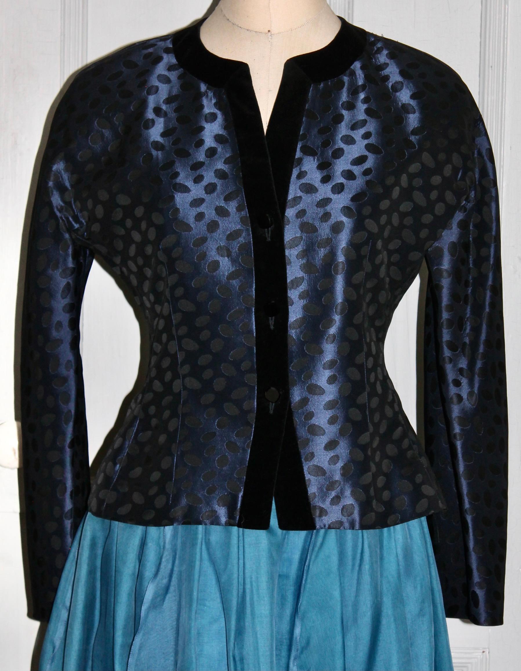 Wunderschönes Preußisch Blau, elliptische 'Poka Dots' auf Satin.  Knopfleiste, gepolsterte Schultern. Satin mit Samtbesatz. Ca. Größe Eu 38.
 