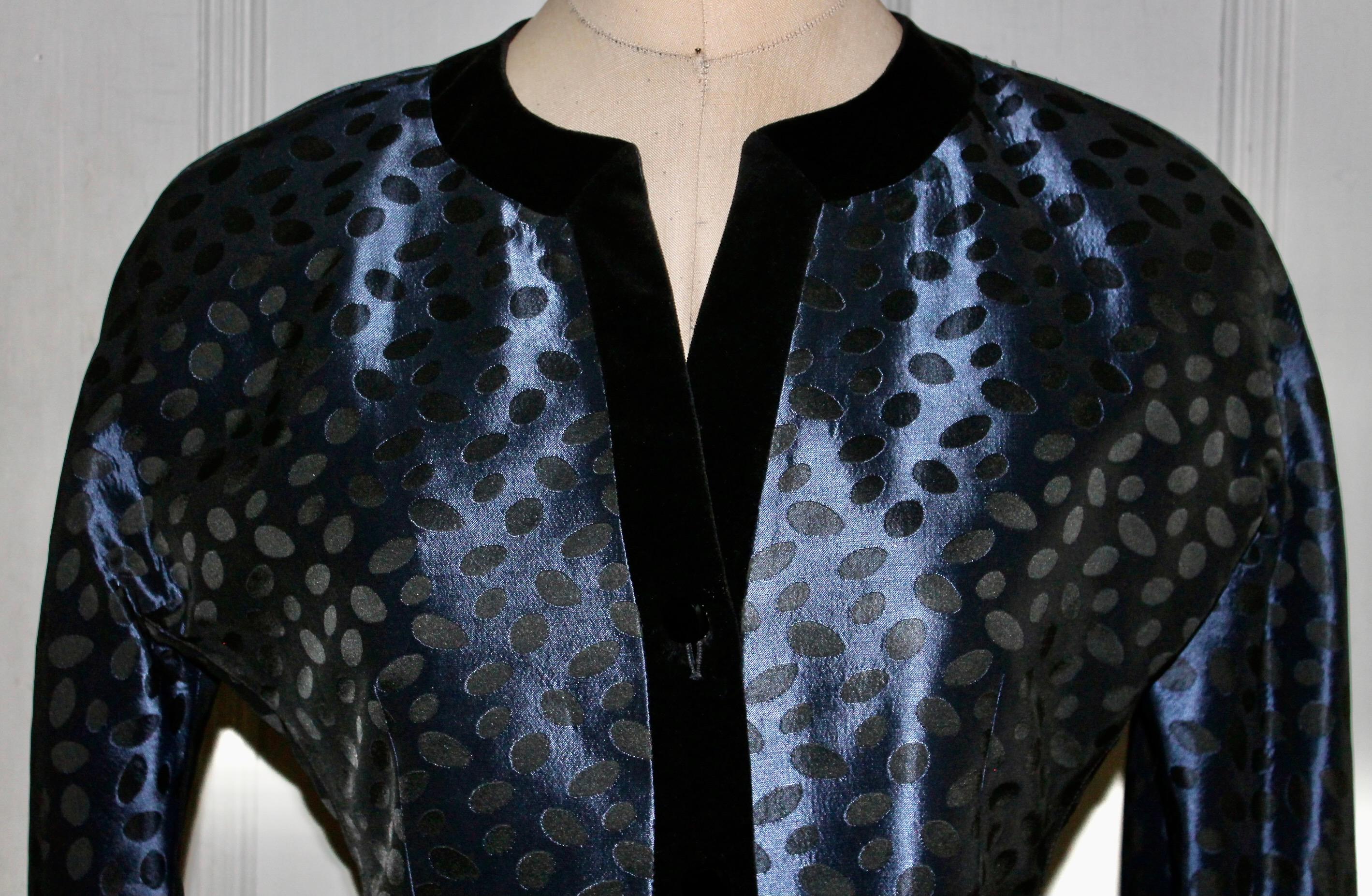 Blaue Satinjacke von Guy Laroche Boutique, Paris (Schwarz) im Angebot